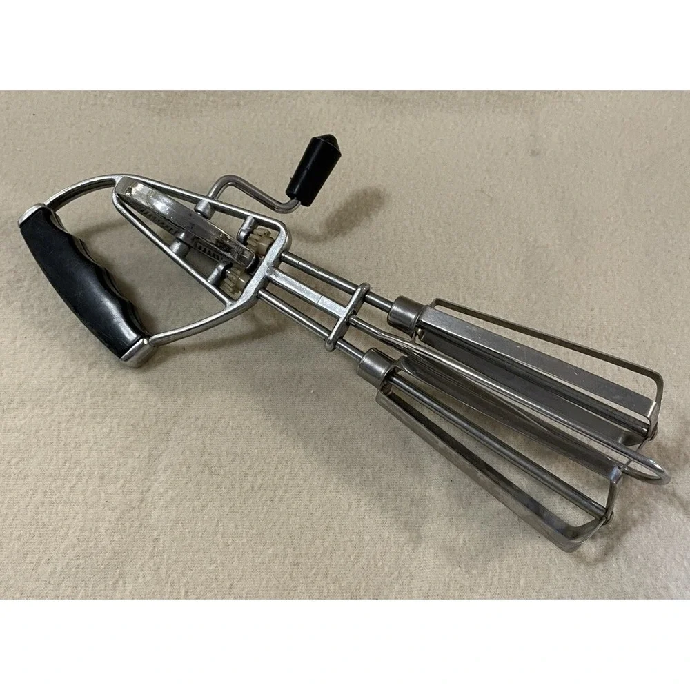VINTAGE HAND CRANK EGG BEATER, ANGLE HANDLE, BLACK STAINLESS STEEL BEATERS